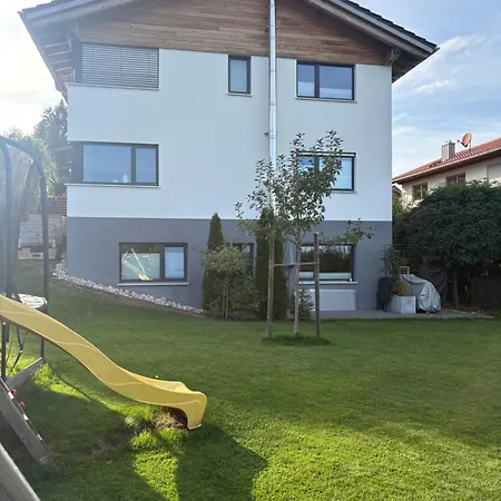 Mit Eigenem Garten Und Bergblick